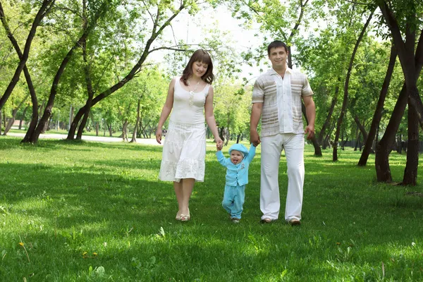 Młode rodziny razem w parku — Zdjęcie stockowe