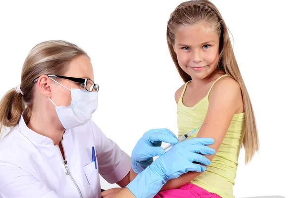 Arts doen vaccin injectie kind — Stockfoto