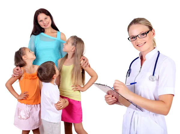 Lékař a rodina s dětmi — Stock fotografie