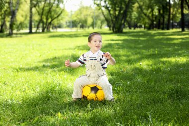 küçük çocuk ile bir top oynarken parkta