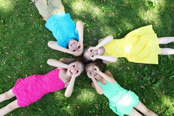 아이 들 여름 공원에서 잔디에 누워 — 스톡 사진