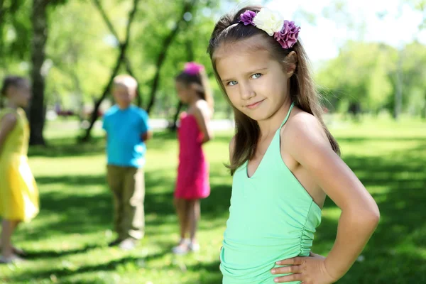 Dziewczynka w lato park z przyjaciółmi — Zdjęcie stockowe