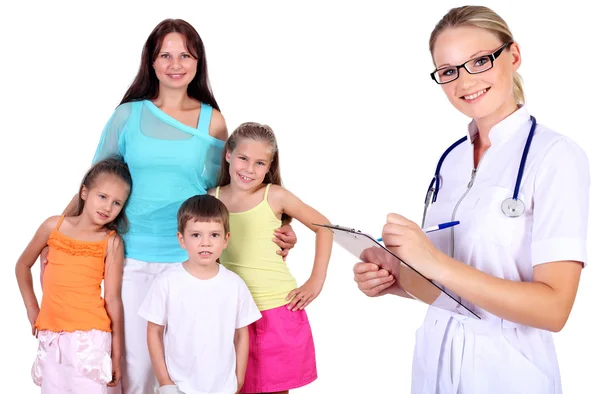 Doktor ve çocuklu aile — Stok fotoğraf