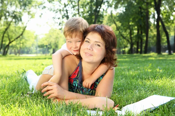 Mère avec petit fils dans le parc — Photo