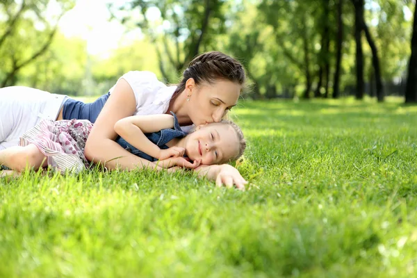 Mãe com sua filha lá fora — Fotografia de Stock