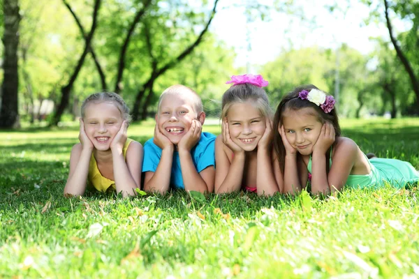 Kinder spielen im Sommerpark — Stockfoto