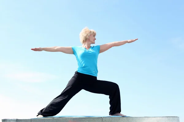 Portret senior kobiety robienie yoga — Zdjęcie stockowe