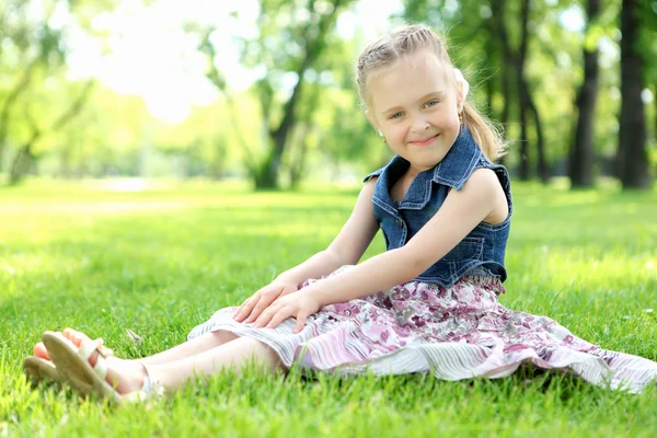 Portrait of a little girl in the park — Stock Photo, Image