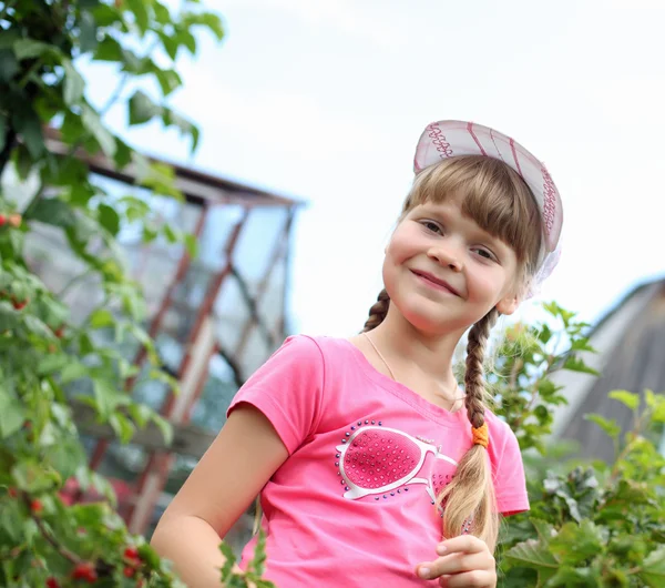 Meisje in de zomer tuinieren — Stockfoto