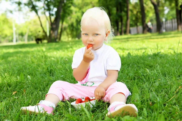 屋外のイチゴと小さな女の子 — ストック写真