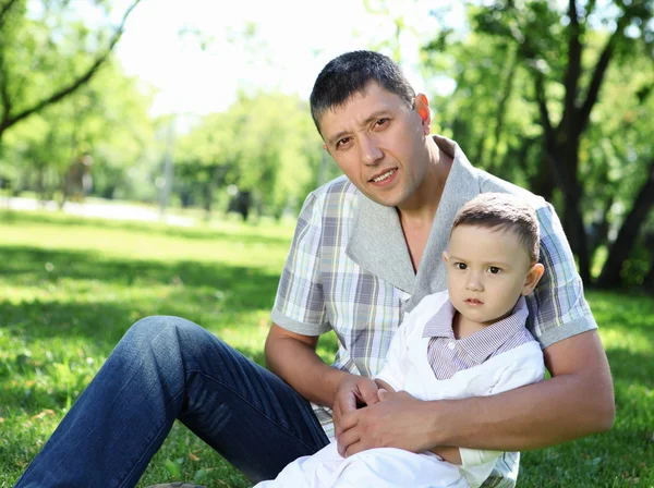 Apa a kisfiát szabadban — Stock Fotó