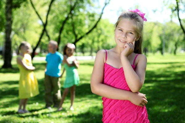 Bambina nel parco estivo con gli amici — Foto Stock