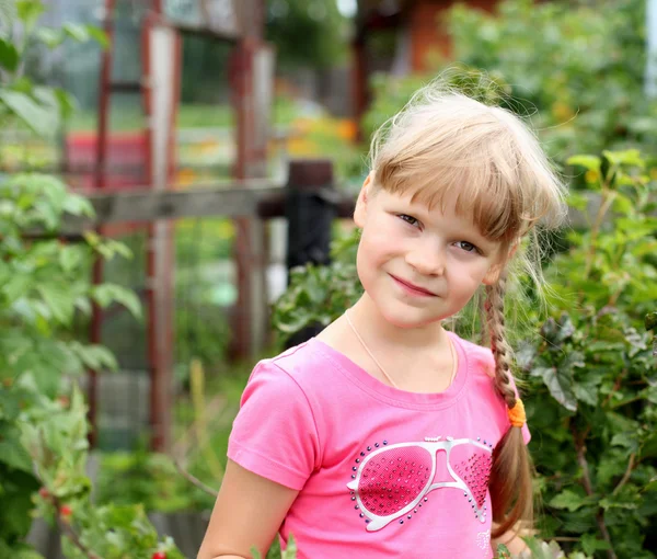 Flicka trädgårdsskötsel i sommaren — Stockfoto