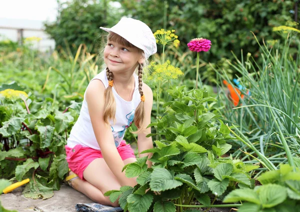 Dziewczyna ogrodnictwo w lecie — Zdjęcie stockowe