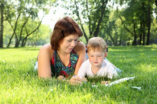 Mutter mit kleinem Sohn im Park — Stockfoto