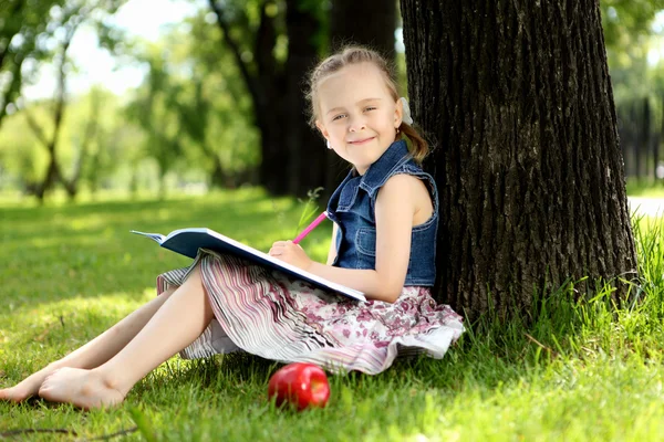 Parktaki küçük bir kızın portresi. — Stok fotoğraf