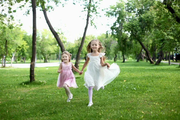 Twee kleine zusters in de zomer park — Stockfoto