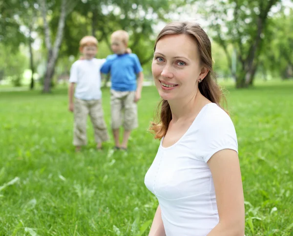 Ritratto di madre con due figli sullo sfondo — Foto Stock