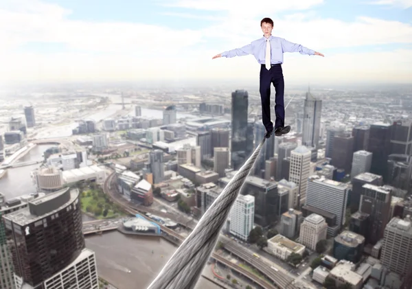 Hombre de negocios balanceándose en la cuerda —  Fotos de Stock