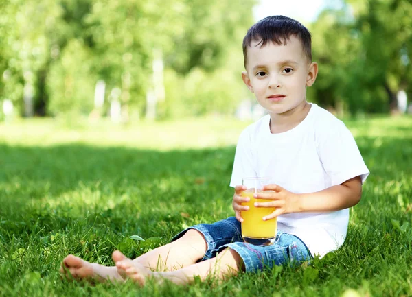 Portrait d'un petit garçon dans le parc — Photo