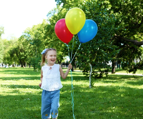 उद्यानात एका लहान मुलीचे पोर्ट्रेट — स्टॉक फोटो, इमेज