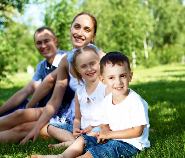 여름 공원에서 두 아이 함께 가족 — 스톡 사진