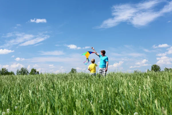 夏の凧の息子を持つ父 — ストック写真