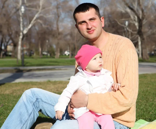 Menina Litlle com pai ao ar livre — Fotografia de Stock