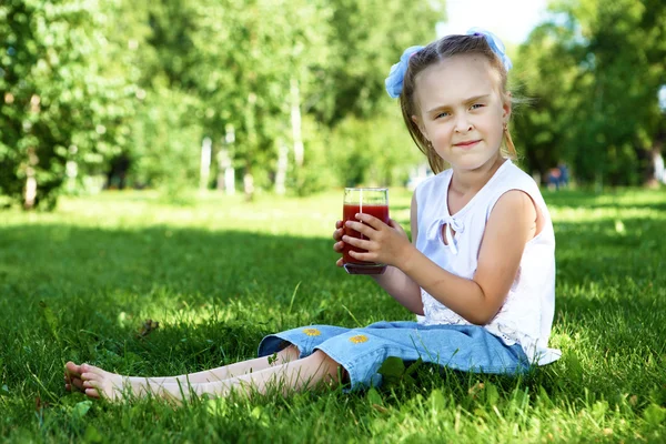 Retrato de una niña en el parque — Foto de Stock