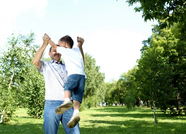 Ojciec i syn w parku lato — Zdjęcie stockowe