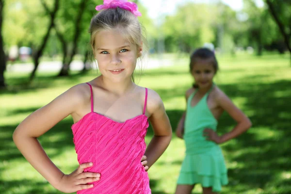 Klein meisje in zomer park met vrienden — Stockfoto