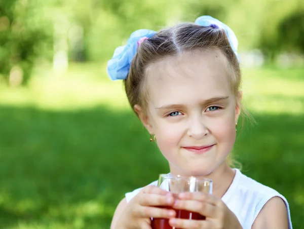 Портрет маленької дівчинки в парку — стокове фото