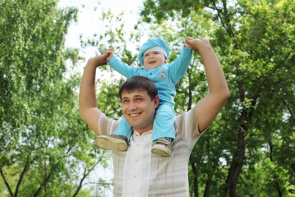 Батько зі своїм маленьким хлопчиком надворі — стокове фото