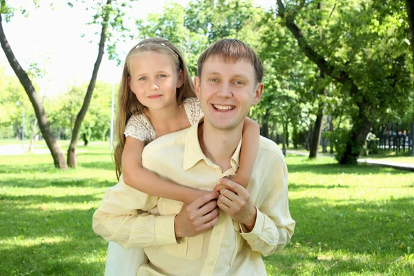 Батько з донькою надворі — стокове фото