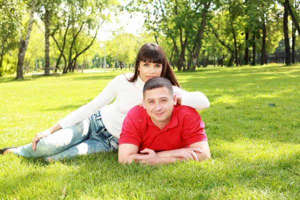 Jeune couple dans le parc — Photo