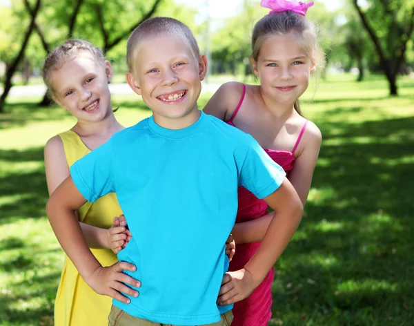 Παιδιά που παίζουν στο πάρκο καλοκαίρι — Stockfoto