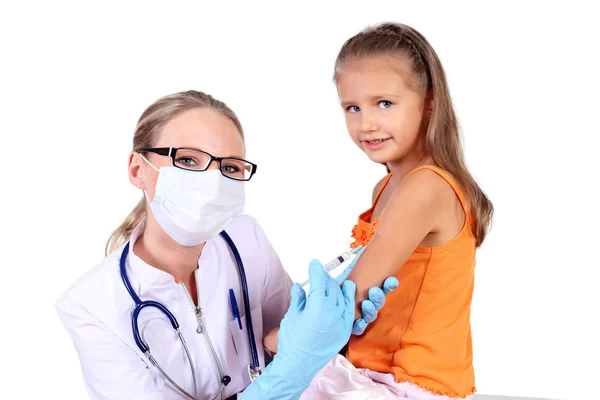 医者の子供にワクチン注射を行う — ストック写真