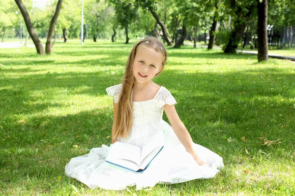 公园里一个小女孩的肖像 — 图库照片