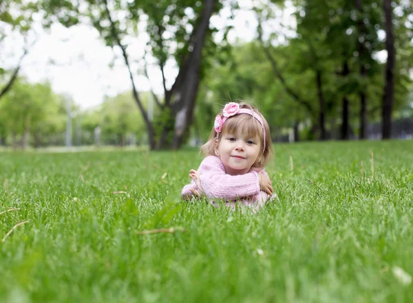 Портрет маленької дівчинки на вулиці — стокове фото