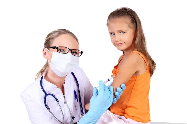 Lekarz robi wstrzyknięciu szczepionki dla dziecka — Zdjęcie stockowe