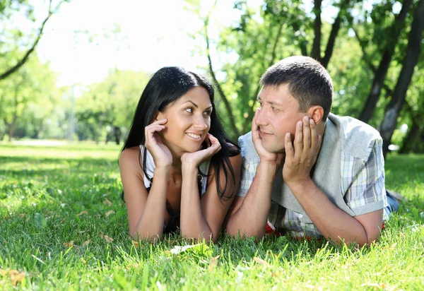 Par spendera tid tillsammans i parken sommaren — Stockfoto