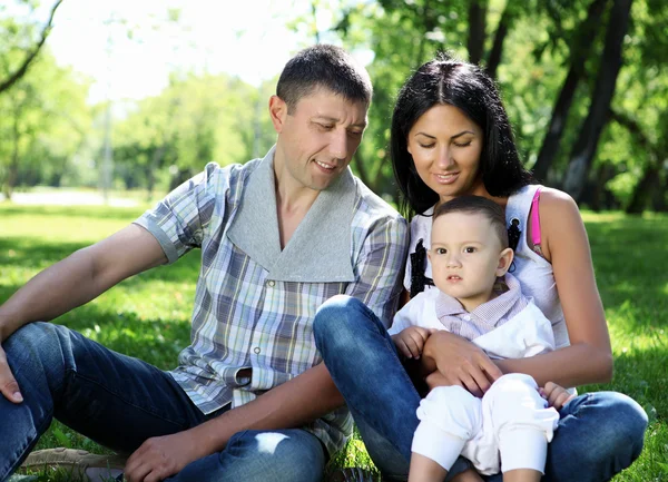Rodina společně v letním parku — Stock fotografie