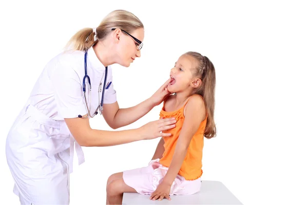Врач проводит медицинское обследование ребенка — стоковое фото