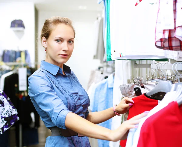 Nő egy boltban vásárol ruhákat — Stock Fotó
