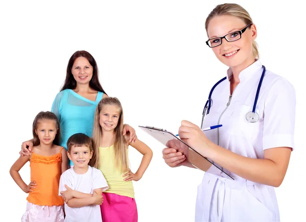 Doktor ve çocuklu aile — Stok fotoğraf