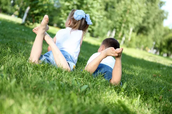 Брат и сестра в летнем парке — стоковое фото
