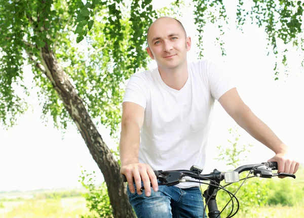 Młody człowiek jeżdżący na rowerze — Zdjęcie stockowe
