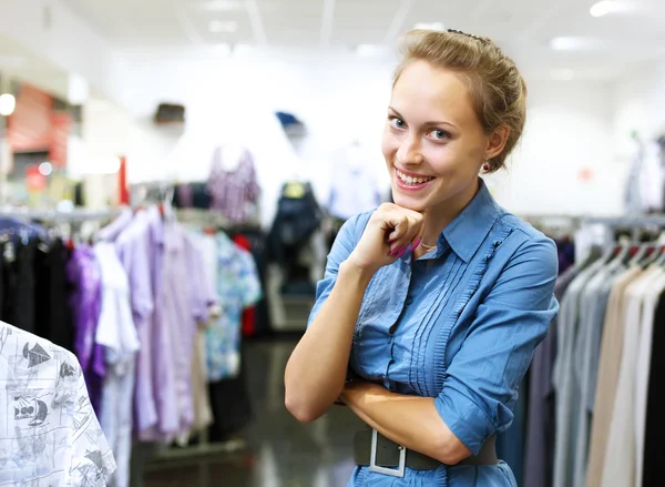 Жінка в магазині купує одяг — стокове фото