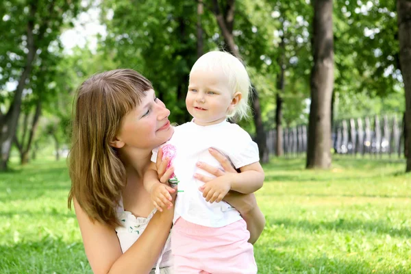 Mãe com sua filha ao ar livre — Fotografia de Stock