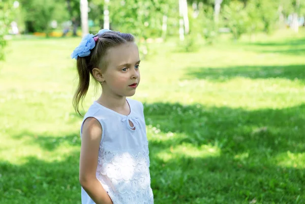 Ritratto di una bambina nel parco — Foto Stock
